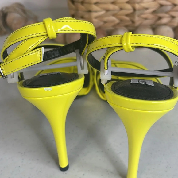 Steve Madden
Cypruss Sandal Sz 7 Color lime - Picture 6 of 9